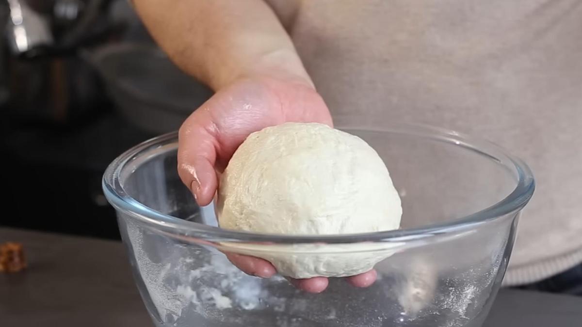 Тесто вымешивают руками в глубокой миске