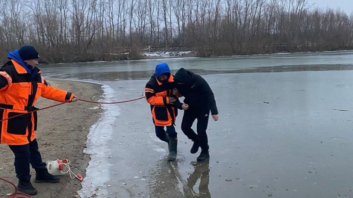 Спасатели с мужчиной на льду