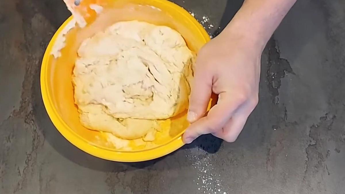 В миске замешивают тесто руками