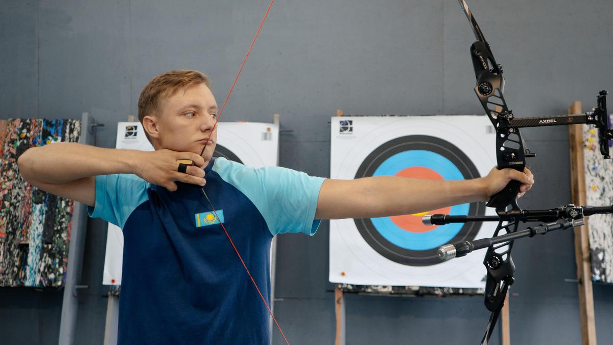 Казахстанский лучник Александр Еременко