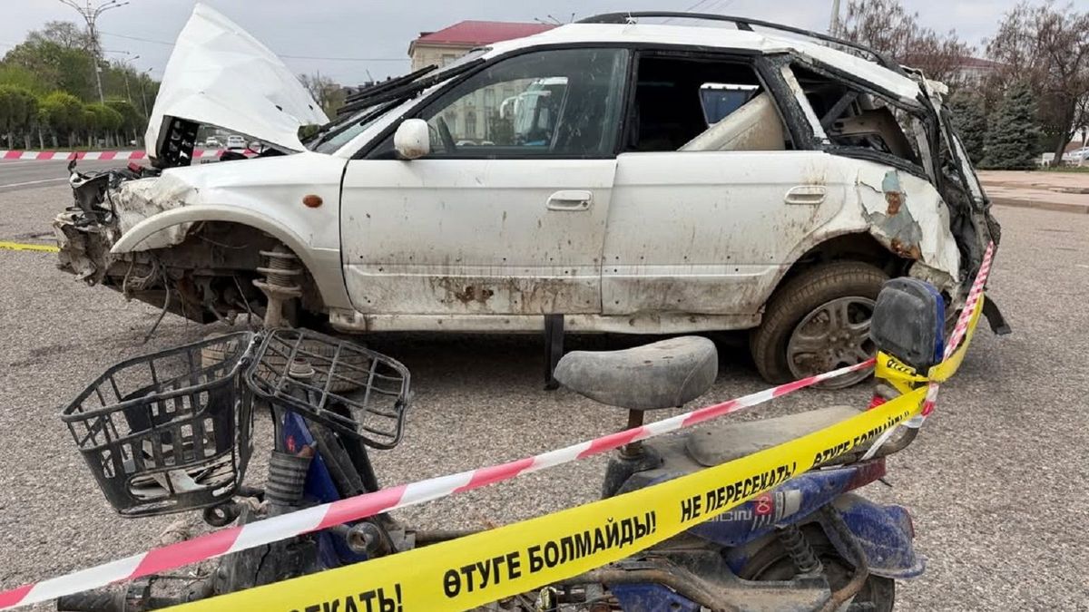 Искореженные авто и мопеды выставили на центральных улицах в Жамбылской области