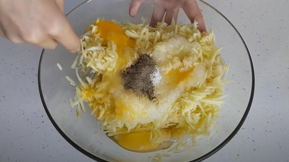В миске смешивают натертые овощи, яйца и специи