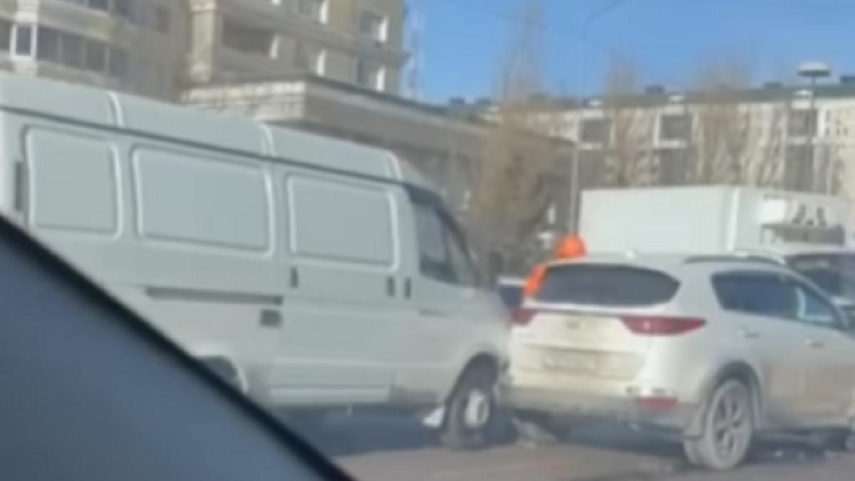 Несколько автомобилей попали в аварию Несколько автомобилей попали в аварию