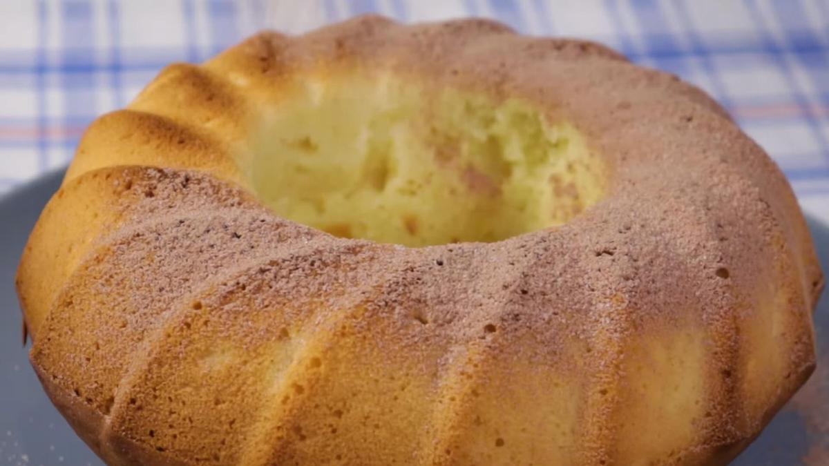 Кекс посыпают какао