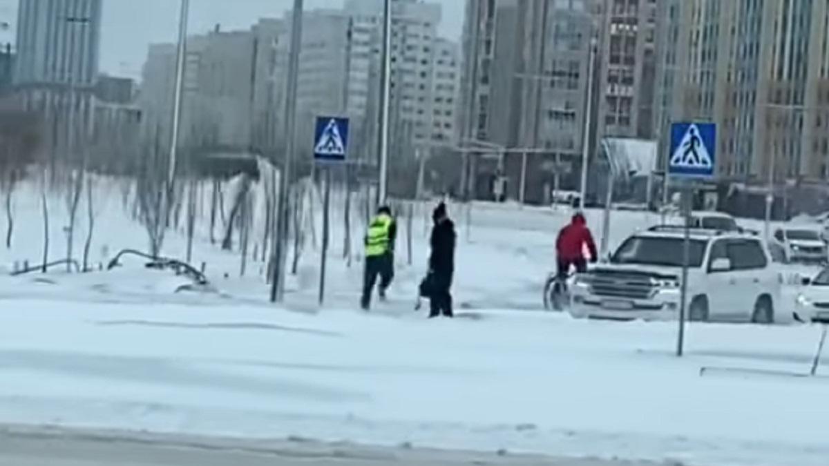 Полицейский бежит за велосипедистом