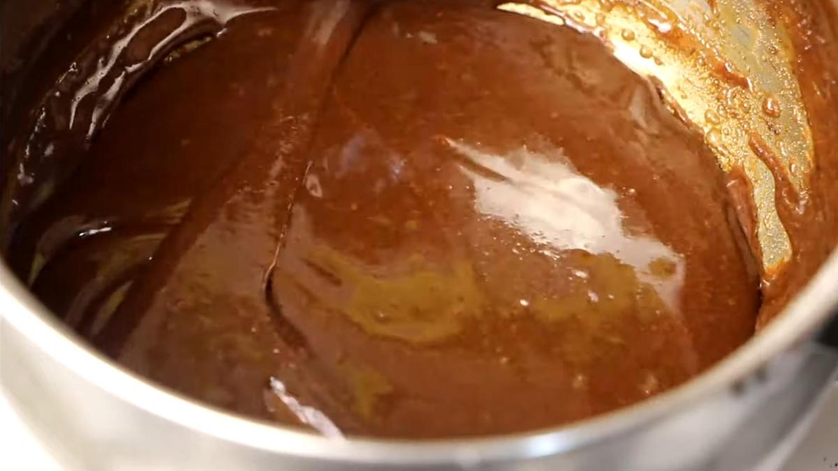 Приготовление глазури в сотейнике