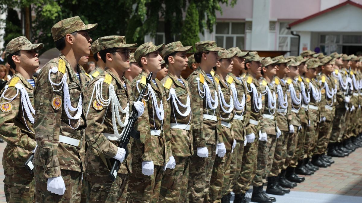 Студенты КазНМУ имени Асфендиярова принимают военную присягу