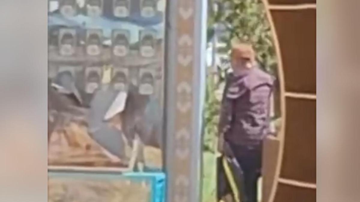 Стендті бүлдіріп жатқан ер адам