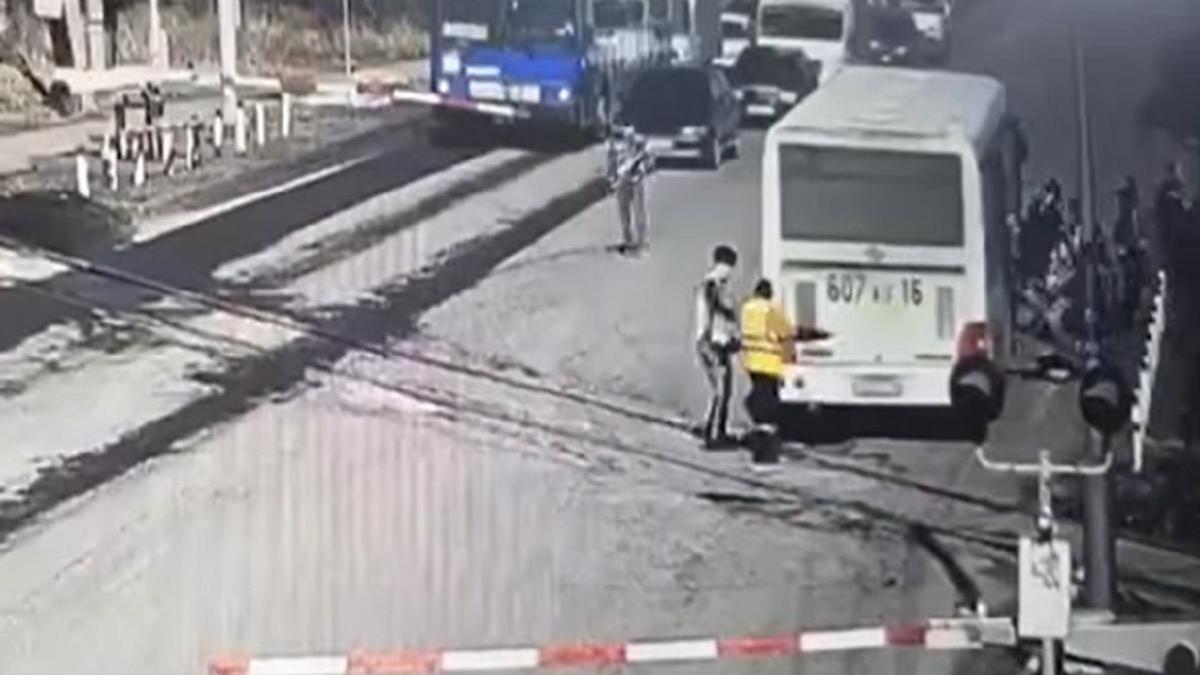 Автобус на ж/д путях Автобус на ж/д путях