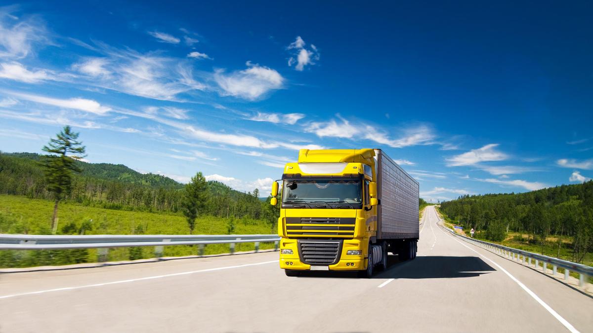 Грузовое авто едет по дороге