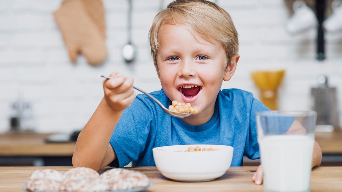 Чем кормить ребенка перед школой. 10 рецептов быстрых и полезных завтраков