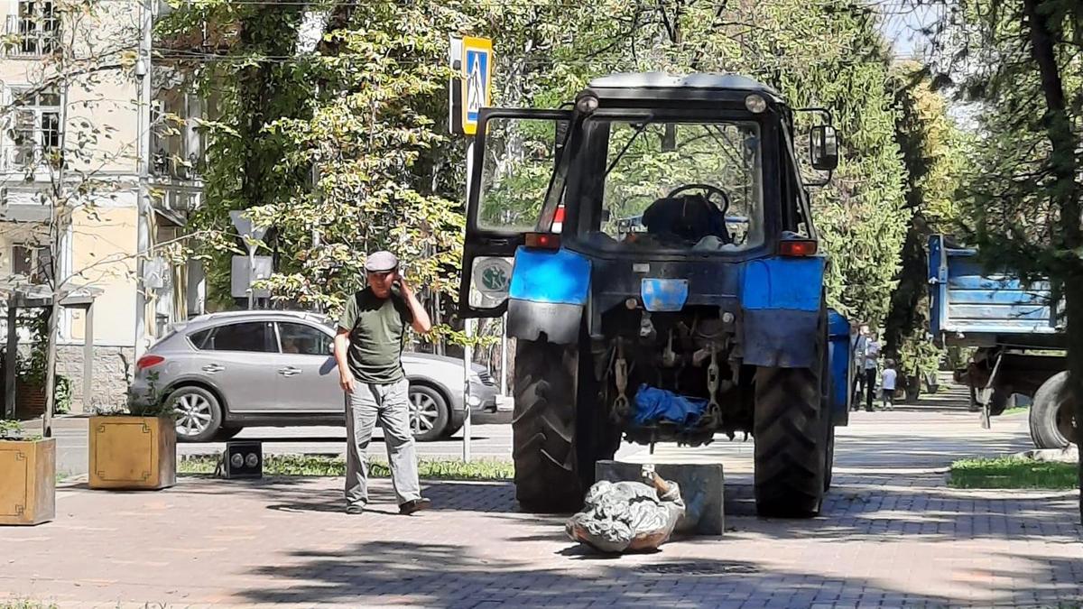 Памятник Виктору Цою в Алматы