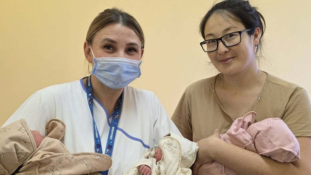 үшемді дүниеге әкелген ана мен дәрігер