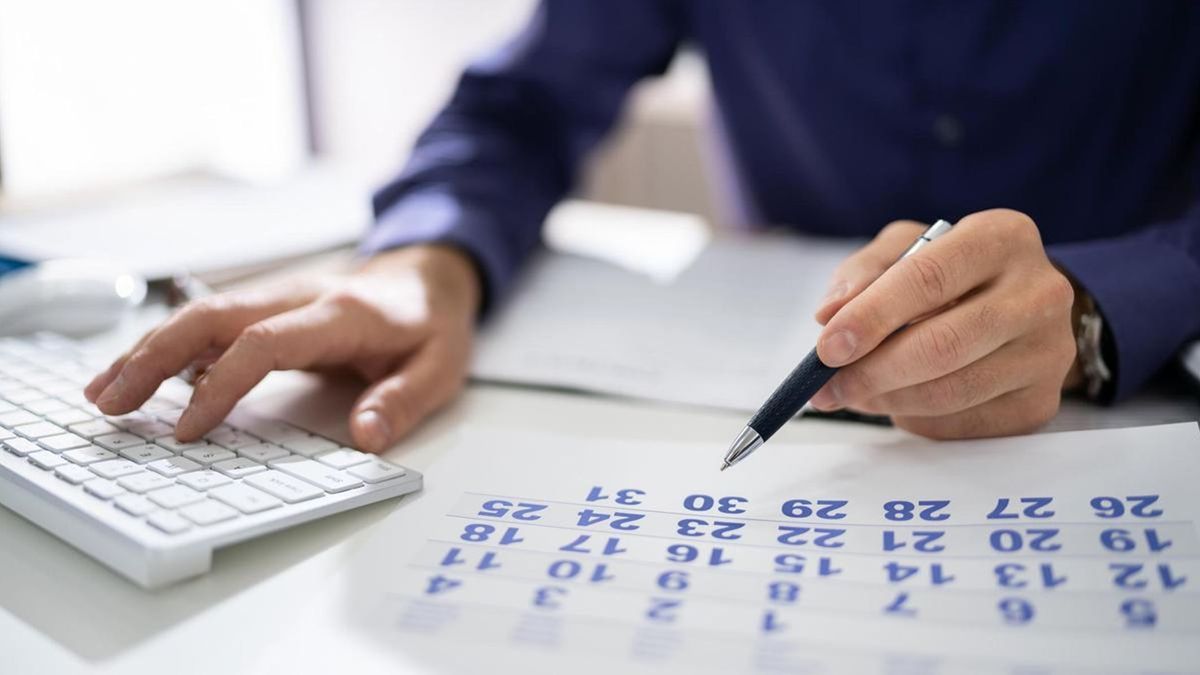 күнтізбеге қарап отырған ер адам