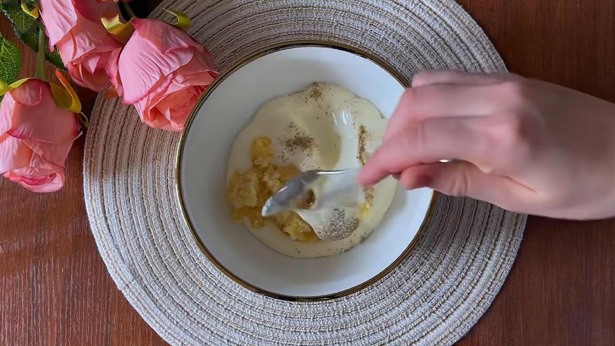 В пиале смешивают майонез, давленный чеснок, соль, перец