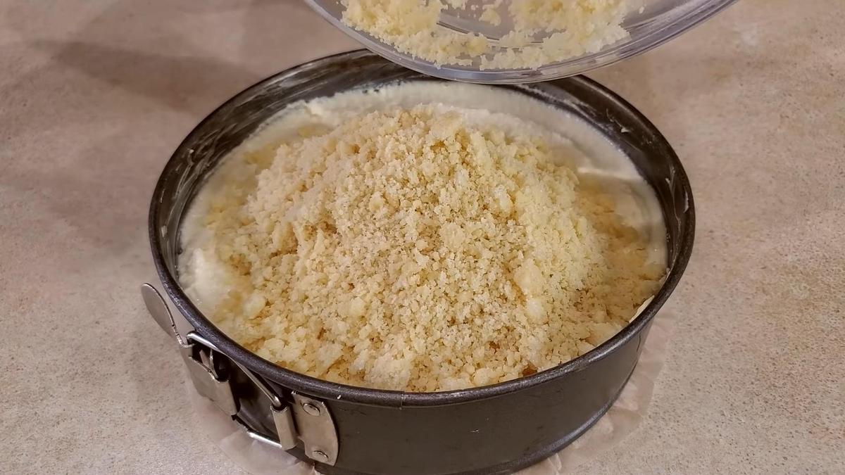 Пирог из творога с песочной крошкой в форме для выпекания