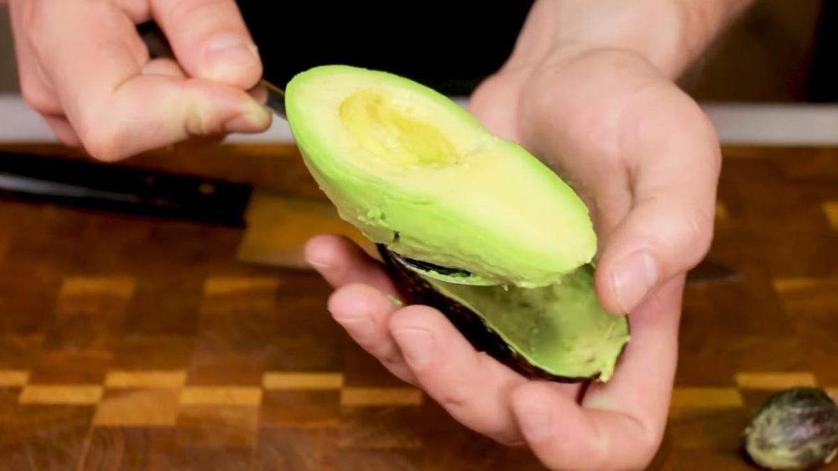 Выемка мякоти авокадо ложкой