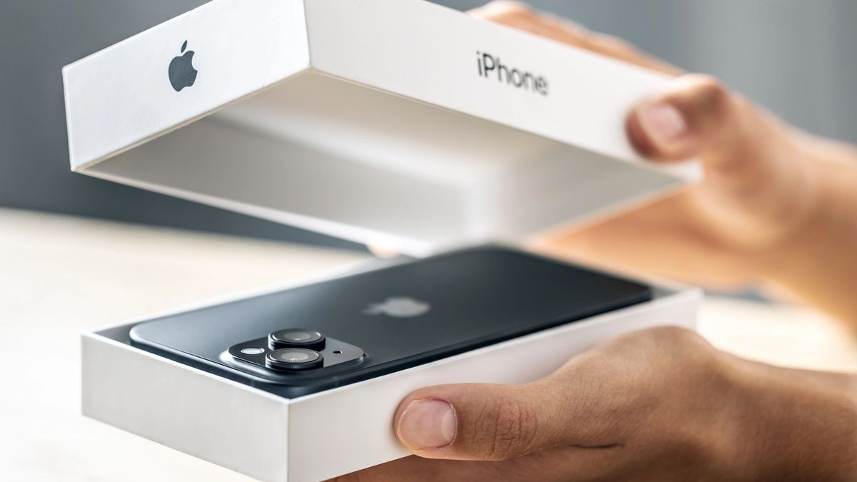 Коробка с iPhone в руках
