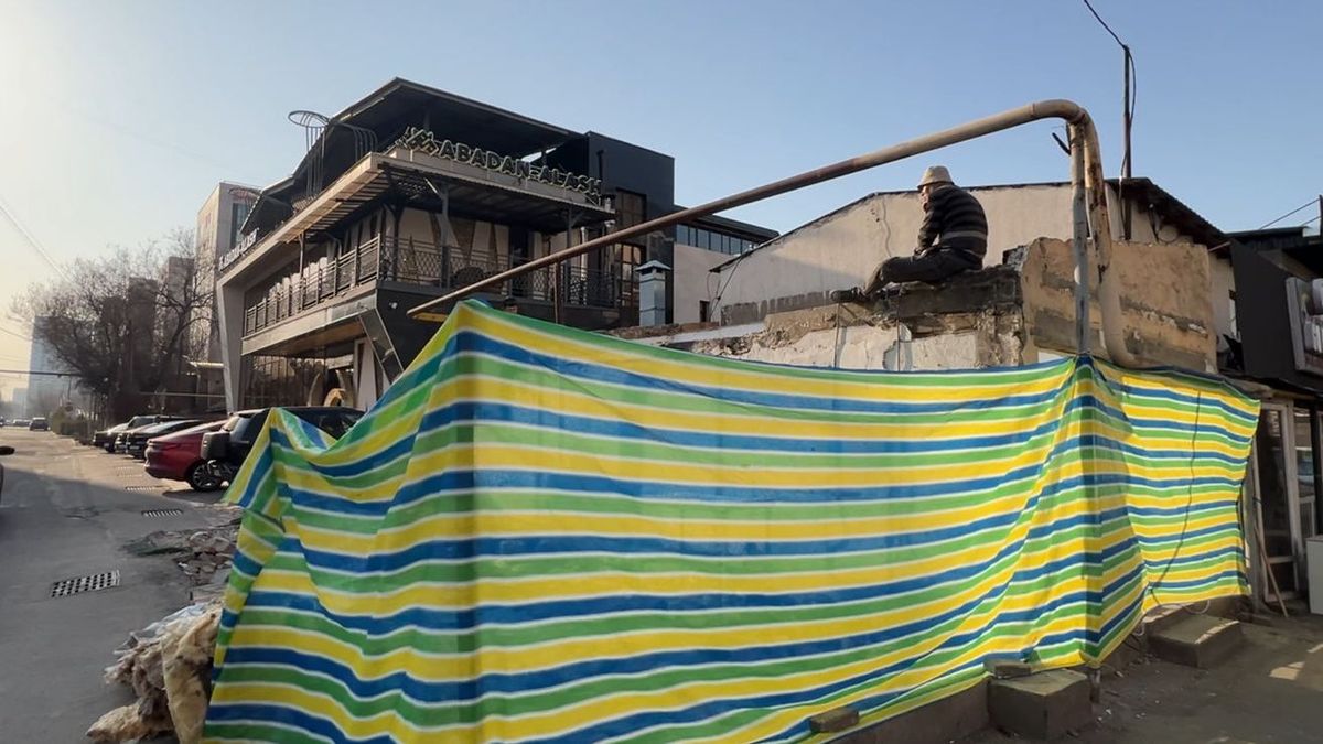 Незаконную торговую пристройку снесли в Алматы