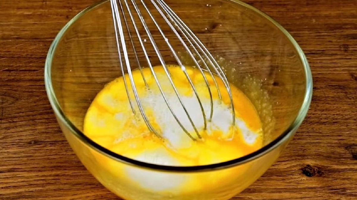 Желтки с сахаром и молоком