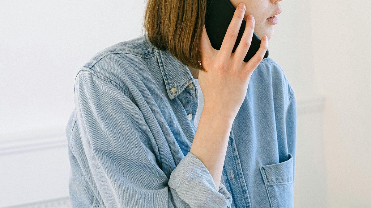 Девушка разговаривает по телефону