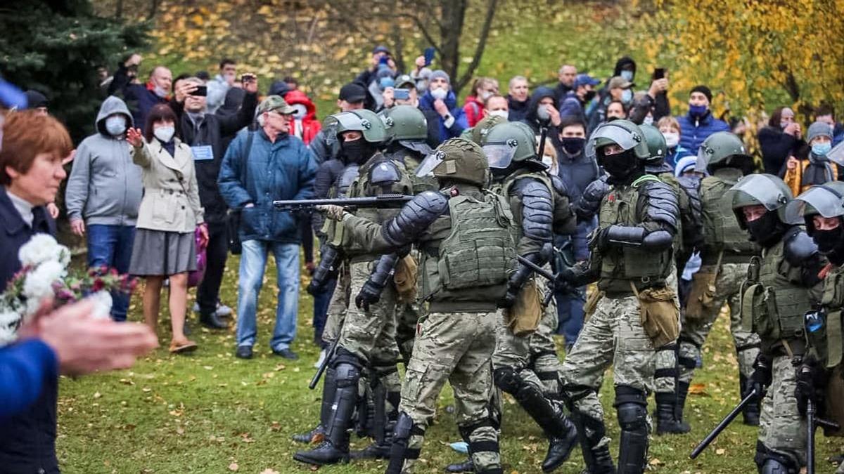 Силовики навели оружие на митингующих