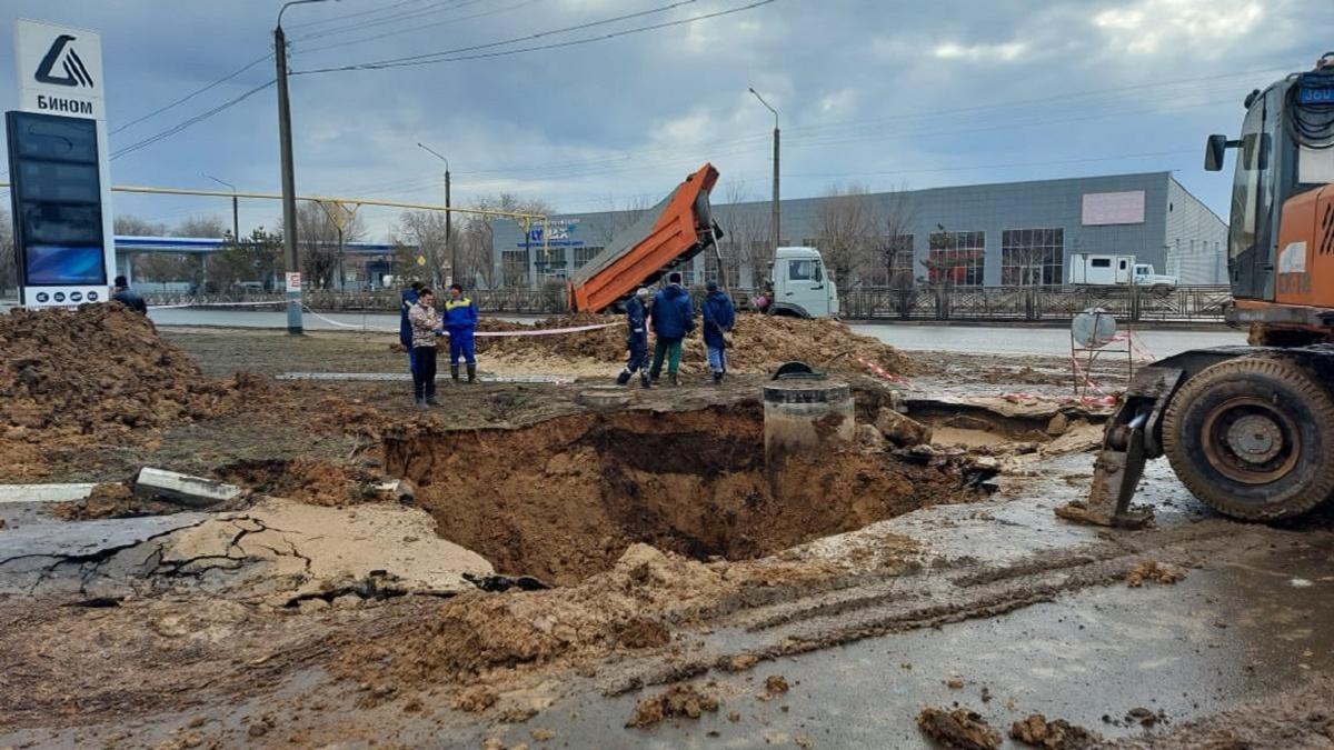 Асфальт провалился в Уральске