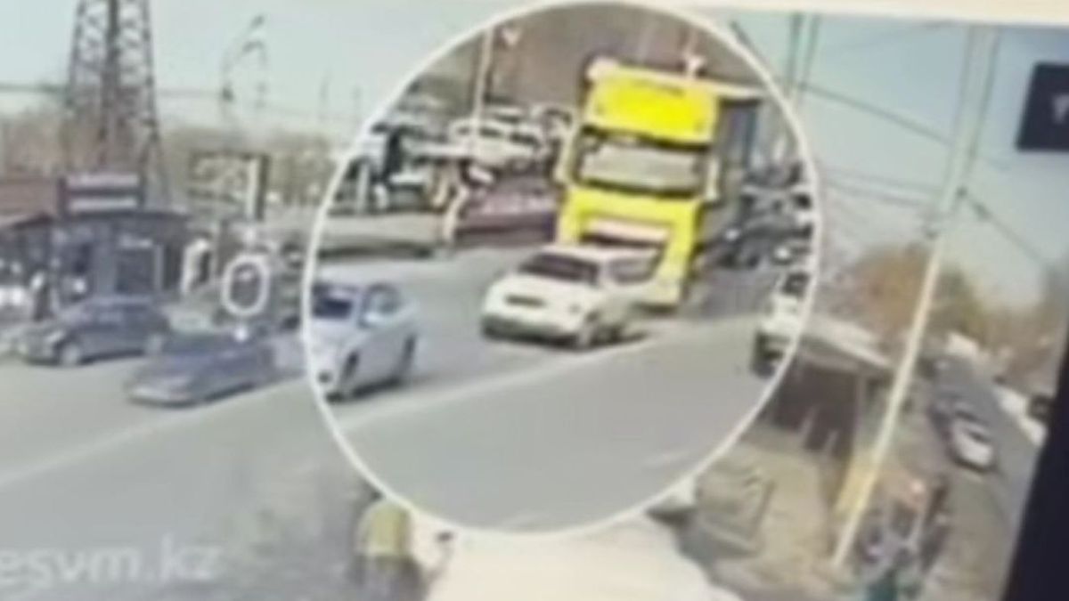 Грузовик наехал на человека