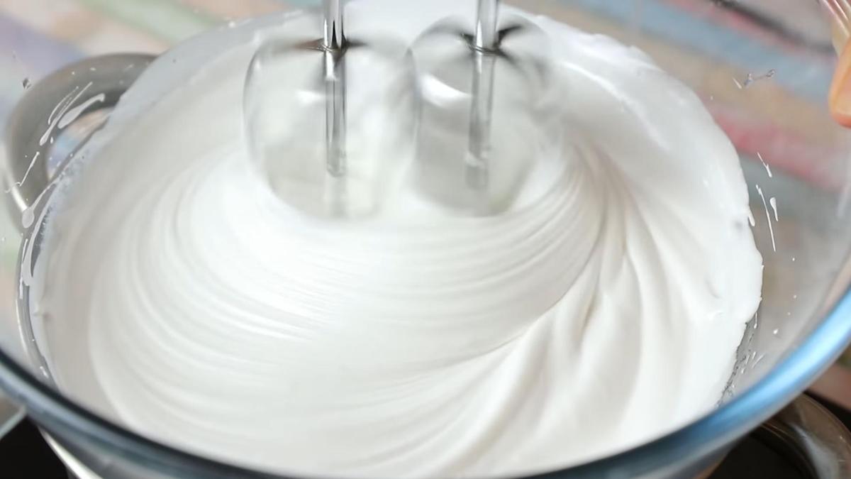 Крем взбивают миксером на водяной бане