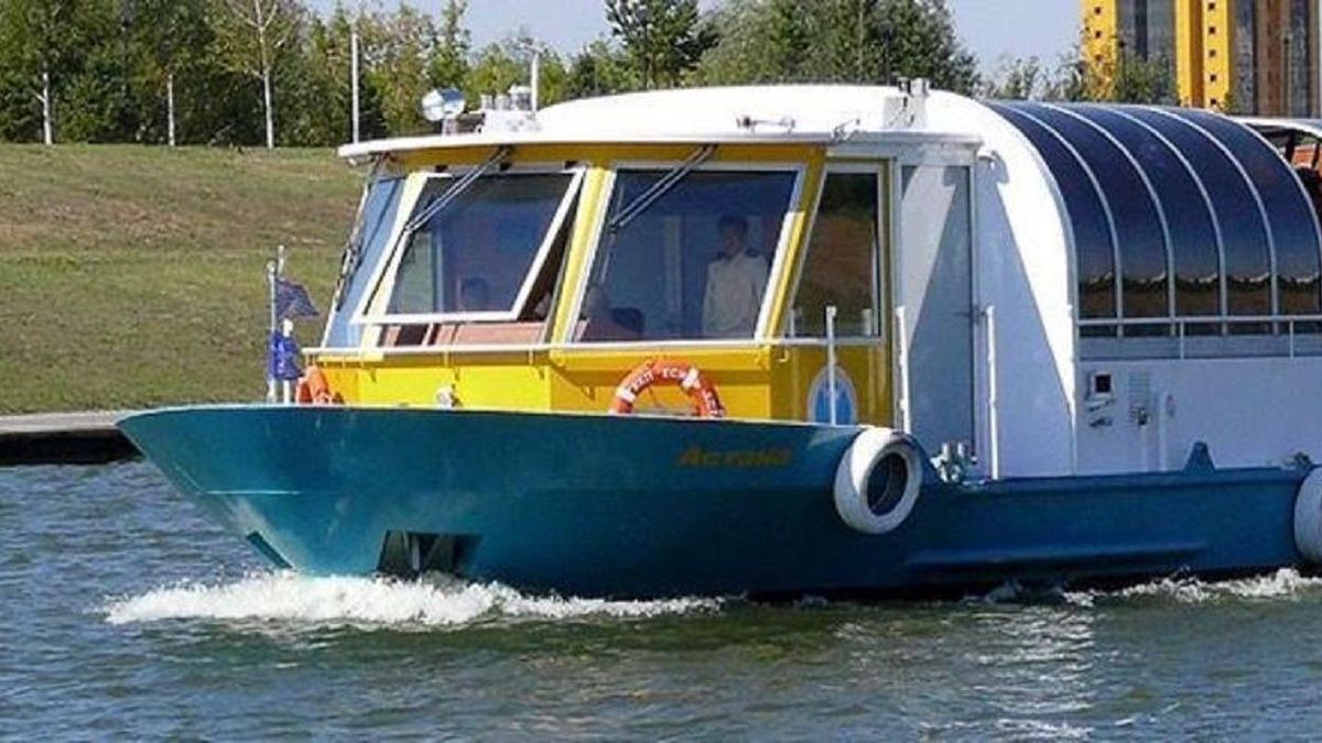 Теплоход на реке