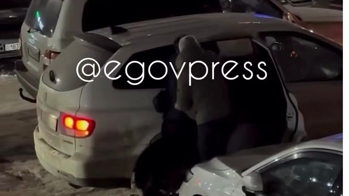 Парня силой сажают в машину