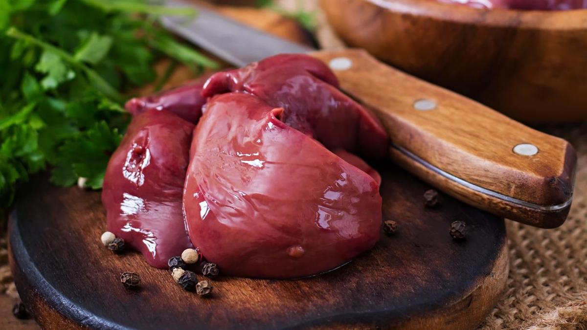 Куриная печень, нож и зелень