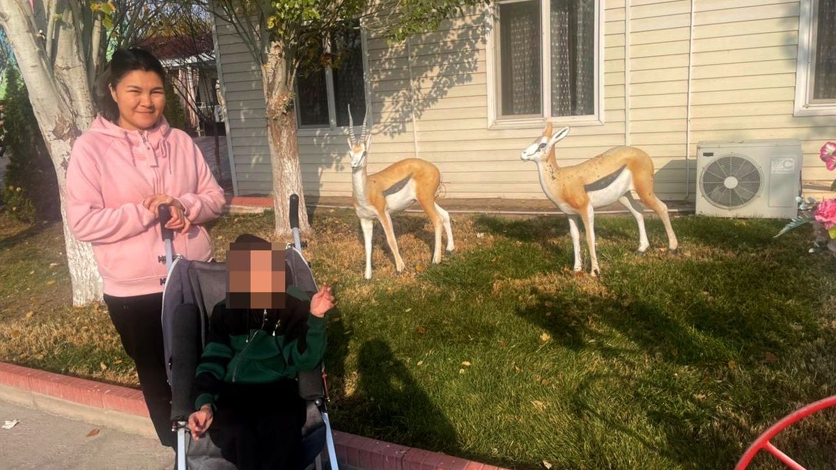 Адильхан сидит в коляске