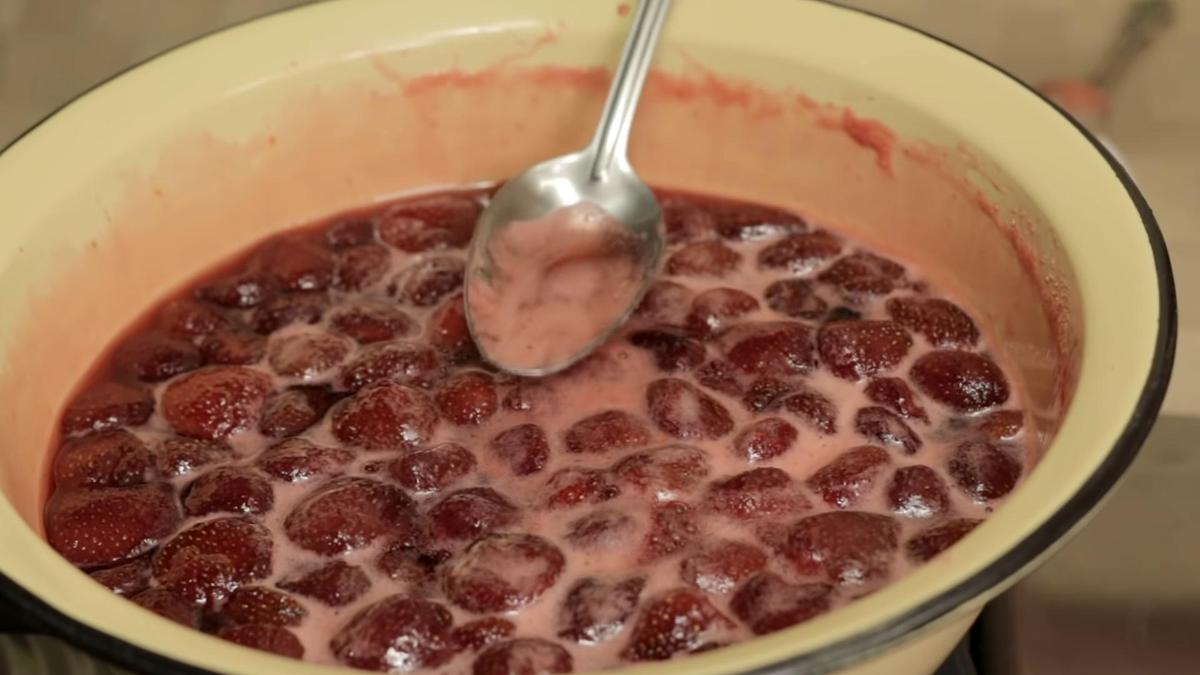 С поверхности варенья ложкой снимают пену