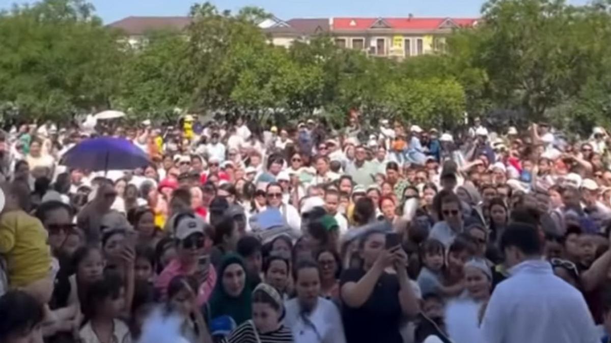 Владельца магазина, бесплатно раздававшего мороженое 1 июня, оштрафуют в Актау