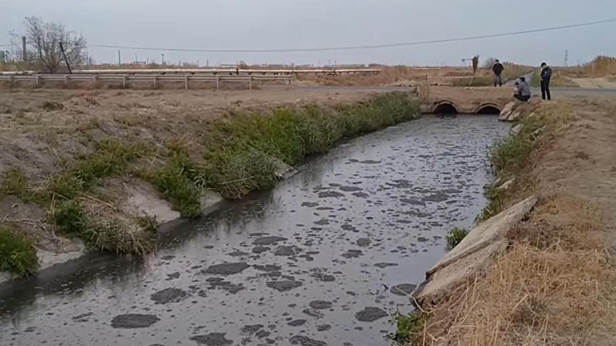 Вода в канале в Атырау