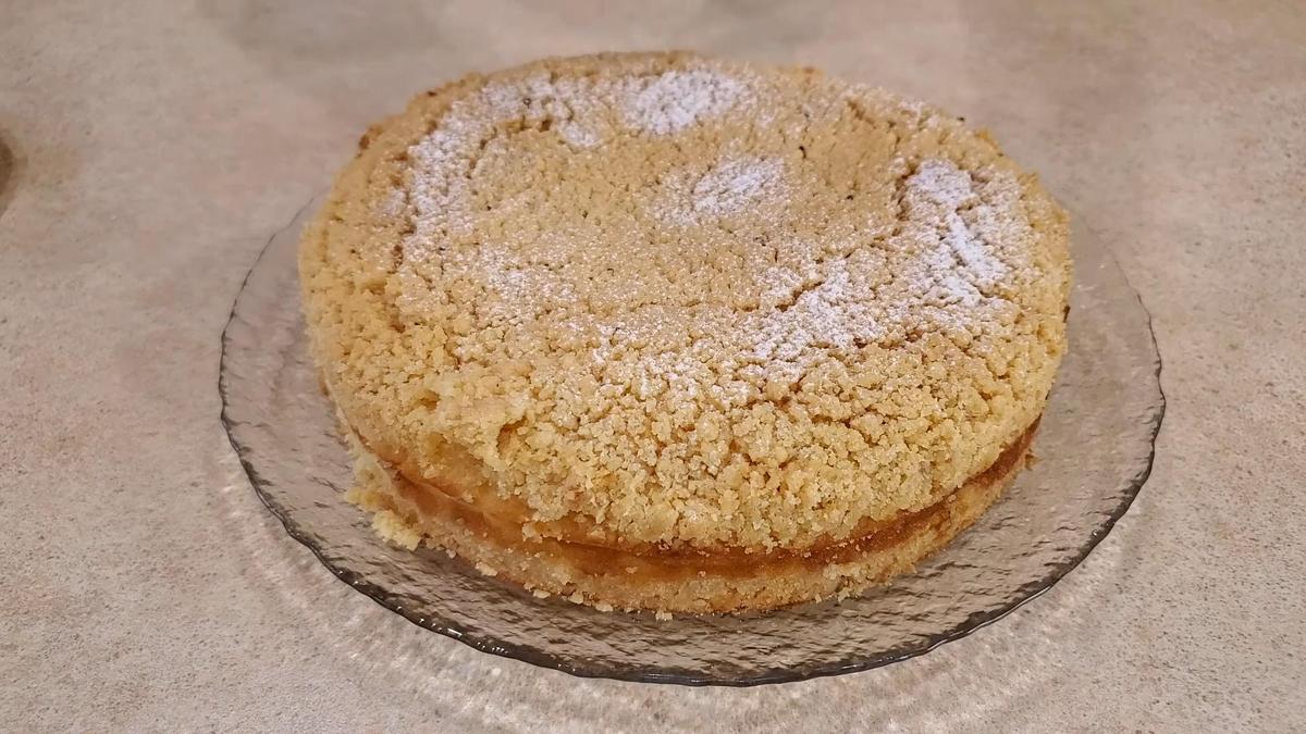 Пирог из творога с песочной крошкой на сервировочной тарелке