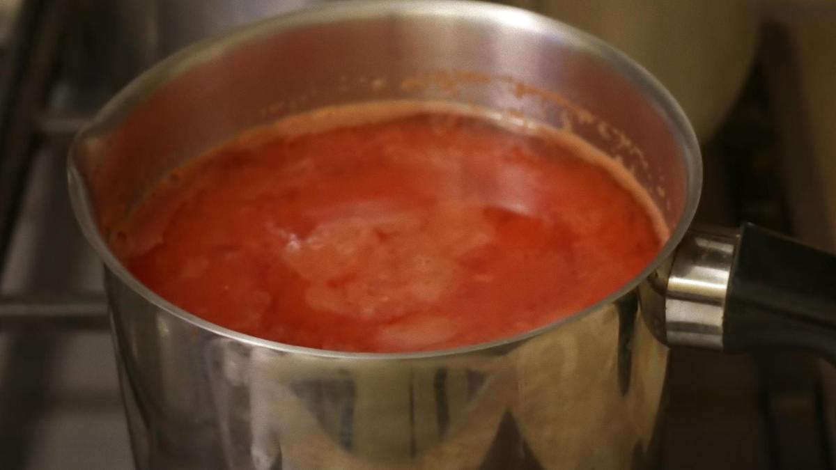 Томатный сок варится в кастрюле