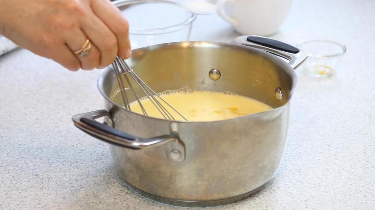 Кастрюля с ингредиентами для рахат-лукума