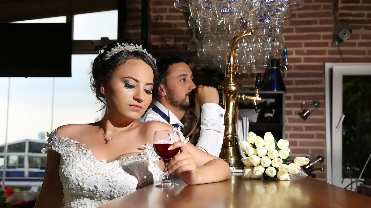Ренжісіп қалған ерлі-зайыптылар. Көрнекі сурет