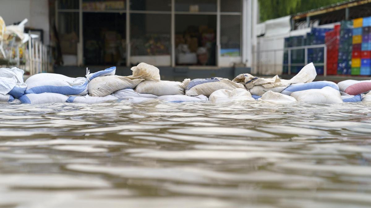 Паводковая вода и защита из мешков в песком