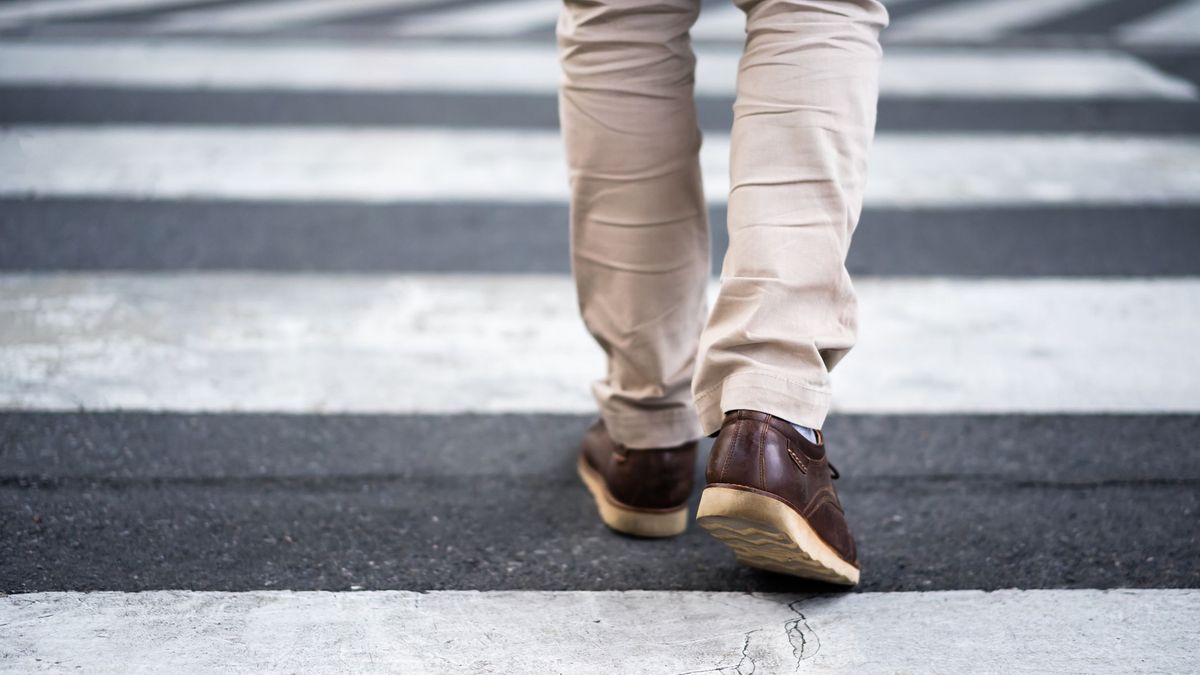 Мужчина переходит дорогу