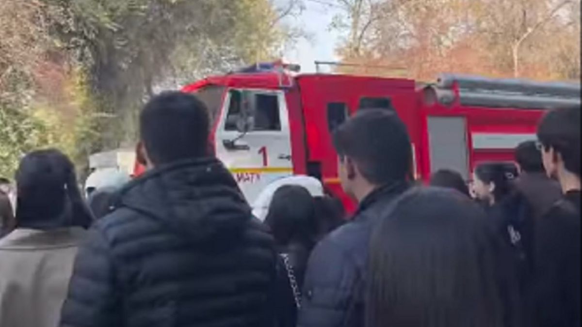Пожарная машина и студенты