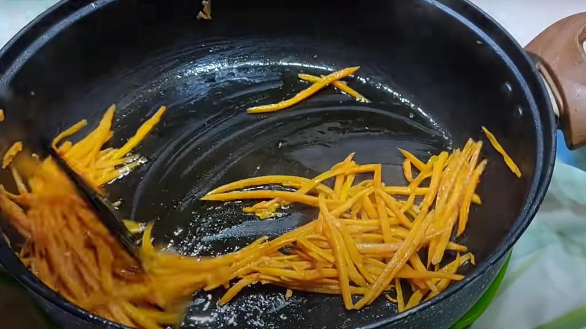 Морковь обжаривают