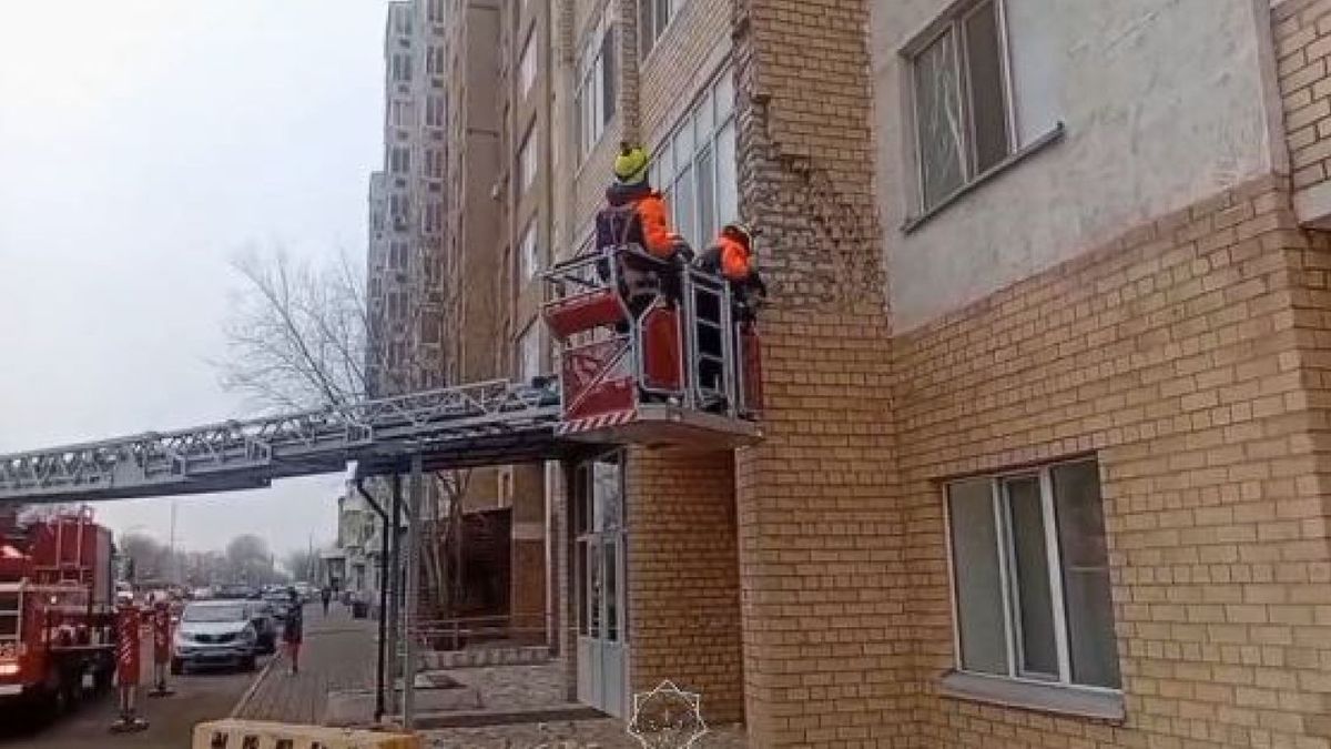 Спасатели демонтируют облицовку дома