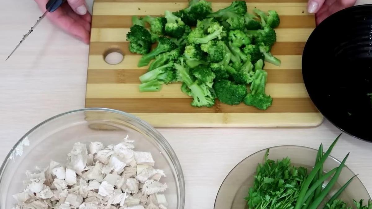 Бланшированная брокколи разделена на соцветия