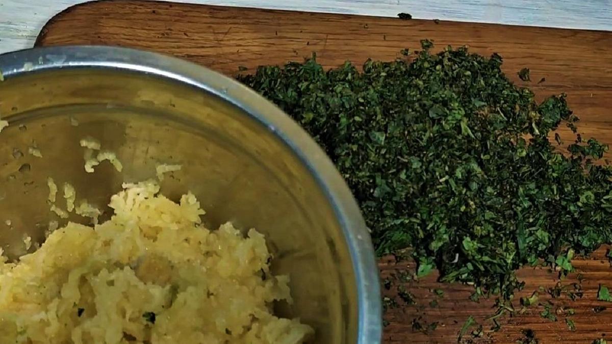 Подготовленная зелень с чесноком