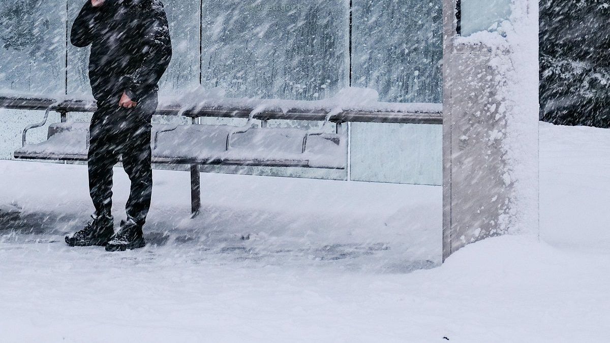 Мужчина стоит на остановке