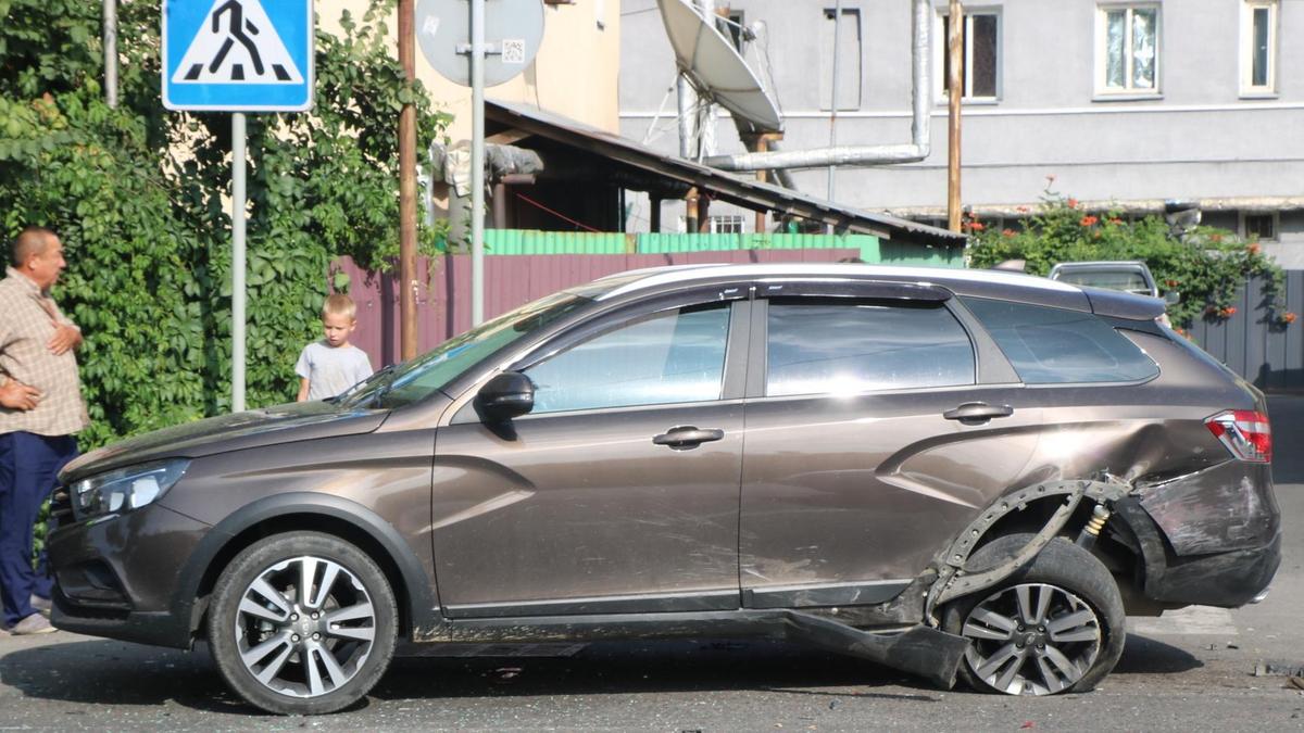 Поврежденный автомобиль на дороге