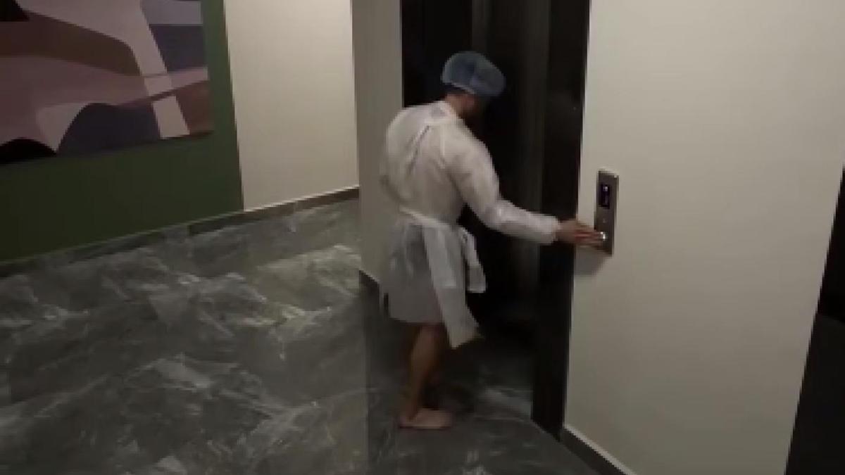 Мужчина стоит у лифта